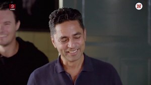 “Jeg skal dø, jeg skal kysse, jeg skal mange ting, ik’?” 😗 Manu Sareen har stor fokus på at kysse medvært Anne Louise Hassing - se med 22.25 på TV 2 eller lige nu på TV 2 PLAY 💋📺 | Natholdet
