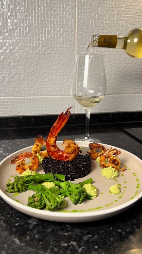 Carabineiro Grelhado com Arroz Negro Cremoso
