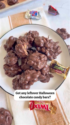Got leftover Halloween candy? Turn it into something spook-tacularly delicious! 🍫🎃 Crockpot Chocolate Candy Clusters are the easiest way to use up all that leftover chocolate—just toss everything into your slow cooker and let it melt into rich, gooey perfection. ✔️ Only 3 ingredients ✔️ Perfect for gifting or holiday treats ✔️ Fun to make with the family A sweet and simple way to turn leftovers into something everyone will love. Recipe here ➡ https://slowcookedeats.com/crockpot-chocolate-candy