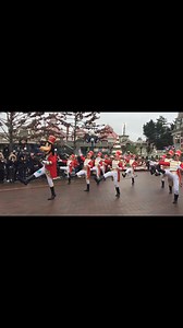8.6K views · 652 reactions | Do you remember the previous Disneyland Paris Christmas Parade? Goofy and the toy soldiers led the way. It was a fun parade with great music! This clip is from 2018. #disneylandparis #dlp #disneychristmas #disneyholidays #dlrp #disneyparade #goofy #disneycharacters | Mousesteps | Facebook