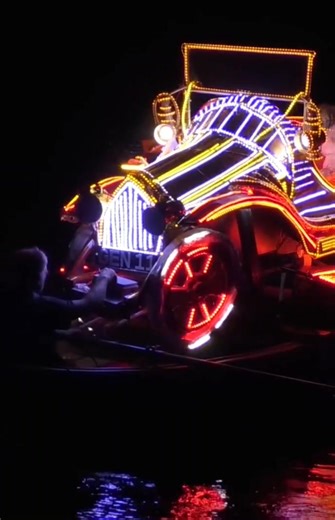 We can't believe it's the last night of the 2025 Matlock Bath Illuminations already ☹️ Just one more opportunity to see the biggest ever parade of amazing decorated and illuminated boats on the river. If you have tickets, here's tonight's schedule: 👉5.30pm - Gates open, and our kiddies' funfair and all the food and drink cabins (including our bar🍺) will be open for business in the Illuminations grounds. 👉5.35pm - Stormtrooper, Chewbacca and Princess Leia characters will be in the bandstand ar