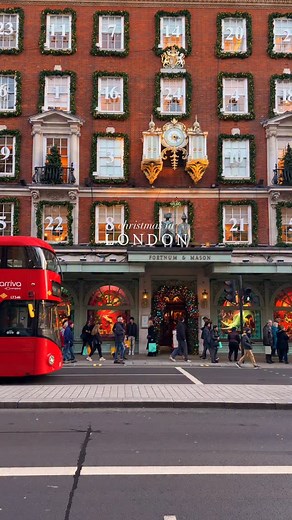 Christmas in London just hits different. 🎁✨ From sparkling streets to cozy markets, the city turns into a holiday dream from mid-November to early January. Think mulled wine, fairy lights, and the smell of roasted chestnuts everywhere. 🇬🇧🎄 🎡 What to see & do: • Winter Wonderland, Hyde Park — the ultimate Christmas fair with ice rinks, rides, markets & live music (Nov 15 – Jan 5) • Covent Garden — giant baubles, carols, and the best Christmas tree in town • Regent Street & Oxford Street ligh