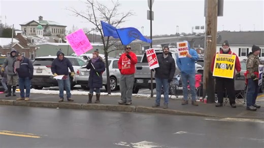 Bath Iron Works: Union members on strike