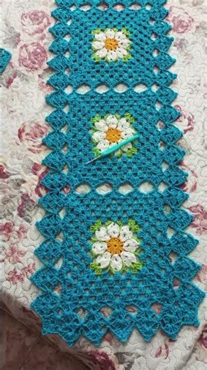 Easy square floral table runner, the video tutorial is now available on my Carmem Crochet channel.