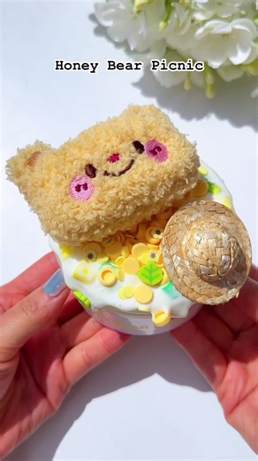 Honey Bear Picnic Beach picnic vs Park picnic 🌊🌳 Which do you prefer? ☀️ This slime is a white glue straw beads x button beads slime. It features a thick glossy base that stretches beautifully and inflates as it traps air. It also creates amazing bubble pops with the combination of straw beads and button beads. As you play, the texture gradually becomes more matte and creamy, offering a perfectly balanced and satisfying experience. Be sure to enjoy this unique texture! Scent: Honey Ice Cream �