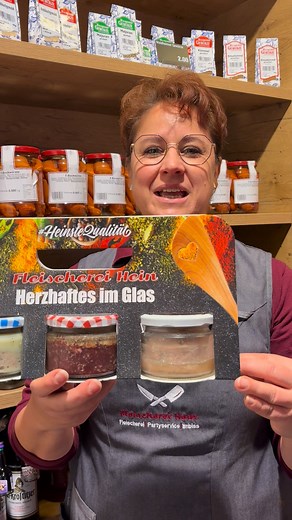 Kennt ihr schon unsere neue 3er-Wurst-Gläser-Tragetasche? Stellt euch eure Lieblingssorten ganz einfach selbst zusammen - ganz nach eurem Geschmack! Ob gegarter Hackepeter, Blutwurst, Leberwurst oder Hausmacher Sülze - ihr entscheidet, was in eure Tasche kommt. Inhalt: 3 Gläser à 180 g in bester #HeinsterQualität aus der Fleischerei Hein Mügeln. Kommt vorbei und sichert euch eure Wurst-Gläser-Tragetasche zum Sparpreis! #fleischereihein #fleischer #regional #regio-naleinkaufen #mügeln #döbeln #wa