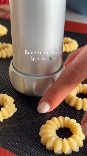 Marie Boudia | Biscuits de Noël à la presse à biscuits 🍪 💬 Commente “PRESSE” et je t’envoie le lien de ma presse à biscuits ! Cette presse, c’est... | Instagram