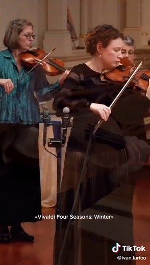 «Vivaldi Four Seasons: Winter» (Las cuatro estaciones de Vivaldi: Invierno), de Antonio Vivaldi (Italia, 1721), fragmento Allegro non molto (no muy alegre), en el violín de Cynthia Miller Freivogel y la orquesta Voices of Music (USA, 2016). #vivaldi #fourseasons #classicalmusic #music #winter #invierno #voicesofmusic #cynthiafreivogel #concert #live #usa