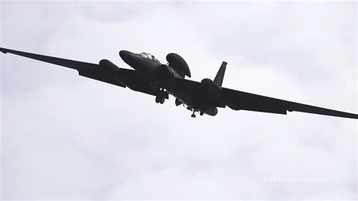 Watch this U-2 seemingly freeze mid-air - "That is not a normal jet"