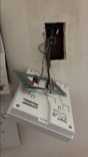作業記録。同軸ケーブルと光ファイバーケーブルを壁裏を通して、床下を這わせて、天井付近の電源コンセントを増設して、光ファイバーケーブルを出す。