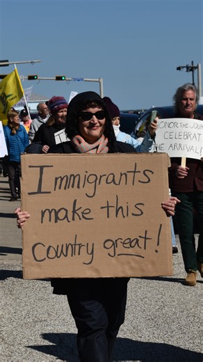Over 500 people gathered in Galveston for a peaceful anti-ICE protest this past weekend along Seawall Boulevard. Protesters held signs with written phrases such as “ICE out.” Organized by the Galveston Island Democrats, it was one of many demonstrations across the country over the weekend following the recent killings of American citizens Renee Good and Alex Pretti by U.S. immigration officers in Minnesota. Read more on HoustonPublicMedia.org 📸✍️: @julesswashburn | Houston Public Media