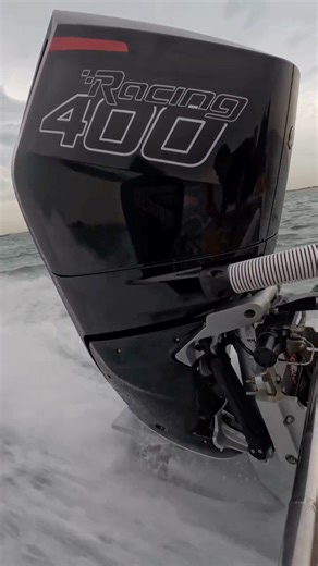 👀 Au cas où vous ne le sauriez pas…Cette embase du @mercuryracing 400R fait partie d’une configuration surface-piercing ⚙️💦 L’hélice tourne partiellement hors de l’eau — moins de traînée, plus de vitesse 🚀 Parfait pour les bateaux haute performance qui ne vivent que pour aller toujours plus vite. 🎥 @bluegulfcat #MercuryRacing #MercuryOutboards #400R #WideOpen | Mercury Marine France