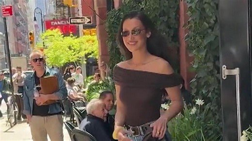Kein BH, kein Problem?!: Supermodel Bella Hadid sorgt für Halbnackt-Auftritt