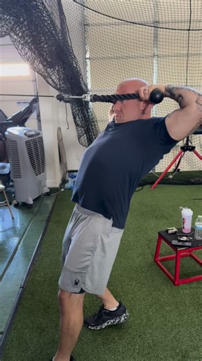 🔥 Face Pulls: The Most Underrated Shoulder & Posture Builder Face pulls strengthen key muscles that protect your shoulders, neck, and upper back—rear delts, rhomboids, traps, and the rotator cuff. When these muscles are irritated or dysfunctional, you may feel: – Shoulder pinching or clicking – Neck tightness tension headaches – Mid-back soreness – Poor posture from sitting, driving, or phone/computer time – Weak pulling strength in the gym These muscles matter for everyone—not just athletes. T