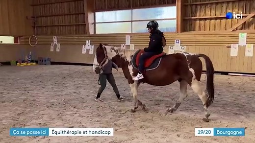 L’équithérapie mise à l’honneur dans un reportage en Côte-d’Or ! L’association Equi-sens, adhérent à la FFE, accompagne des personnes en situation de handicap ou en difficulté grâce à un médiateur unique : le cheval. Qu’il s’agisse d’activités à pied ou montées, la relation avec l’animal aide à développer la confiance en soi, la communication, l’équilibre ou encore la gestion des émotions. Grâce à Helena, Lucie et Charlotte, découvrez en quoi consiste concrètement ce travail avec le cheval. Déco