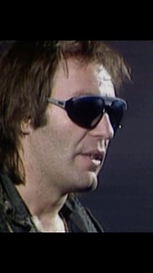 Le mie canzoni nascono così in fondo… non è che io penso, calcolo … cosa dire. Vengono fuori dalla musica le parole… 🎶 Le mie canzoni nascono da sole, vengono fuori... già con le parole... Una canzone per te!! e non ci credi eh!?! Sorridi e abbassi gli occhi un istante poi dici: “Non credo di essere così importante!” ma dici una bugia... infatti scappi via! #unacanzoneperte | Vasco Rossi