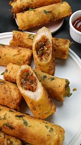 Banate hai tasty Bread Spring Rolls.........Ingredients Below...... Comment ACHI BANI HAI if you loved this. 👇Ingredients: To Make Filling: • 7-8 White Bread Slices • ½ Cup Finely Chopped Onion • 2-3 Tbsp Chopped White Part Of Spring Onion • ½ Cup Finely Chopped Carrots • ½ Cup Finely Chopped French Beans • 1 Cup Finely Chopped Cabbage • ½ Cup Chopped Yellow Capsicum • ½ Cup Chopped Green Capsicum • ½ Cup Chopped Red Capsicum • ½ Tsp Finely Chopped Ginger • ½ Tsp Finely Chopped Garlic • 1-2 Cho