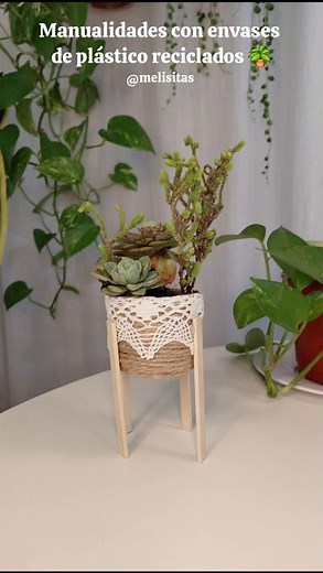 Manualidades con envases de plástico reciclados🪴 mini maceta decorativa #diy #manualidades #plantas