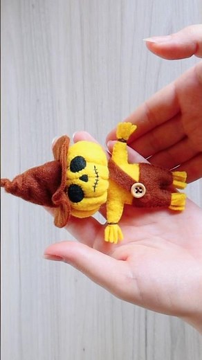 Halloween felt scarecrow #feltcrafts #halloween #halloweendiy #scarecrow #spookyseason #crafts #diy