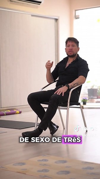 🔱 Tantra, Neotantra e o Fluxo da Verdade Muito se fala sobre Tantra. Poucos compreendem sua origem e intenção. O Tantra tradicional é uma filosofia milenar focada no despertar da consciência, na libertação do ego e na união com o divino. A energia sexual é usada para elevar a consciência, e o prazer é honrado, mas nunca o objetivo final. O Neotantra é uma releitura moderna que une sexualidade consciente, bioenergia e psicologia. Aqui, a energia sexual é vista como potência criativa, usada para 