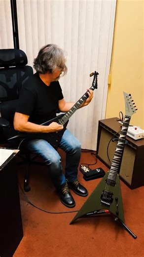 Floyd or hardtail? These American Series Rhoads are 🔥! Jackson American Series Rhoads RR24 FR Floyd Rose Ebony Fingerboard Matte Army Drab 7.95 lbs Jackson American Series Rhoads RR24 HT Hardtail Ebony Fingerboard Satin Black 7.10 lbs #wildwestguitars #jacksonguitars #jacksonrhoads | Wild West Guitars