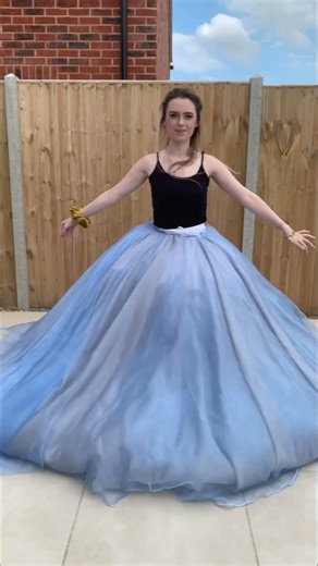 Real life transforming Cinderella dress! 👗😲￼