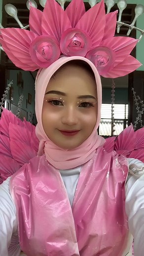 Tutorial Membuat Gaun Daur Ulang: Ide Sayap Fashion Show dari Plastik