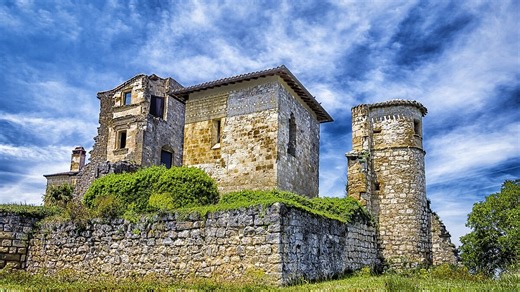 Tarn. Ce château-fort classé abrite un musée unique en France, il est en vente