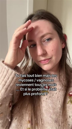Tu fais tout bien, mais les mycoses reviennent ? 🌪️ Et si le problème était plus profond ? 🧐 ➡️ Microbiote intestinal perturbé, qui va faire office de « réservoir principal » de germes 🦠 et contaminer ta sphère intime ➡️ Glycémie qui se régule mal, avec des pics de glycémie en bazar > ça va impacter directement la sphère intime et favoriser les infections ➡️ Déséquilibre hormonal / SOPK / dominance oestrogenique > la muqueuse vaginale change selon l’imprégnation hormonale, créant un contexte 