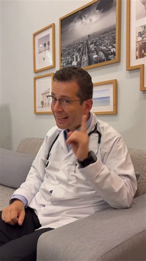 😔 La depresión en el adulto mayor existe… pero casi siempre pasa desapercibida 💙 Responde el doctor Robinson Cuadros, Médico Geriatra💙 En la longevidad, la depresión no siempre se ve como depresión. A veces se confunde con “falta de ánimo”, flojera matutina, cansancio, desinterés o simplemente “cosas de la edad”. Pero no lo es. La depresión en personas mayores es difícil de detectar porque: 🔹 Sus síntomas son más sutiles 🔹 Se mezclan con enfermedades físicas 🔹 Se normalizan por estereotipo