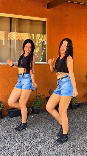 Gêmeas Dancers oficial - Dançarinas on Instagram: "Apaixona Muita Gente❤️ @countrybeatoficial @rionegroesolimoes Coreografia @gemeasdancersoficial (nossa)💃🏻 . . . #apaixonamuitagente #countrybeat #rionegroesolimoes #explorar #viral #gêmeasdancers #gêmeas #dança #coreografía"