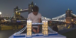 This guy spent 13.5 hours building a miniature Lego Tower Bridge in front of the actual landmark