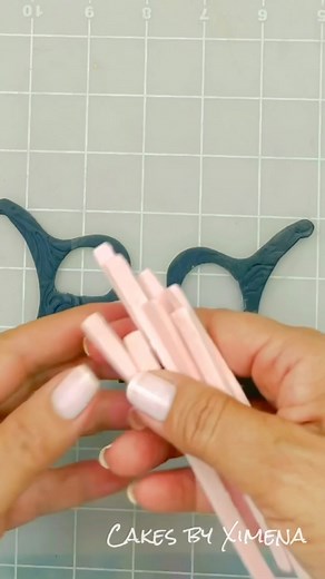 A bench in the park is the synonym of #Valentines. Use this set as cake topper or to make a #cookie bench. | Cakes N Supplies by Ximena