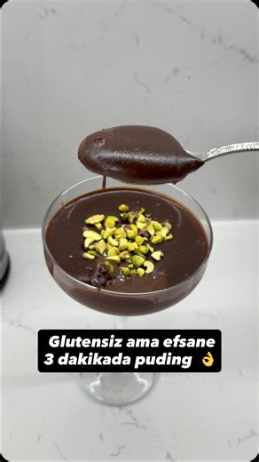 Leyla Gültepe on Instagram: "Yeni yıla yeni alışkanlıklar yükleniyor anlaşılan 😀 öyle bir tarif ki pişmeden 3 dakikada hazır bisküvili puding glutenlisini bilmem ama glutensiz hali mükemmel oldu 👍 tariflerimi beğenerek bana destek olan herkese çok teşekkür ederim🙏 Malzemeler: 1 adet @scharglutensiz_tr Mini Sorrisi 1 yemek kaşığı parça çikolata 1 çay bardağından 2 parmak eksik sıcak süt Hazırlanışı Bisküvileri smoothie/blender haznesine alın Üzerine parça çikolatayı ve sıcak sütü ekleyin. Yakl