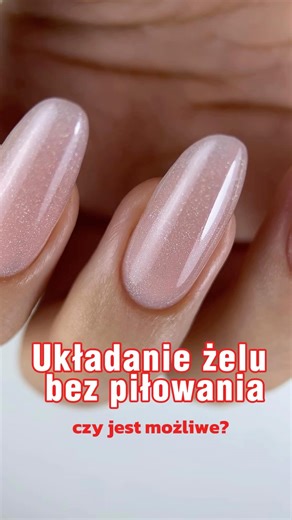 SZKOLENIA ◾️ PAZNOKCIE ◾️ WROCLAW ◾️ONLINE on Instagram: "Traciłam strasznie dużo czasu na pilnowanie póki nie zaczęłam robić to ⬇️ Największy błąd który popełnia każda stylistka i powoduje że piłowanie zajmuje strasznie długo - to - nakładanie zbyt dużej ilości żelu po całej płytce - i później piłowanie całej powierzchni paznokcia - w tym przy skórkach, przy krawędziach bocznych. Po co to robić jeśli można ułożyć materiał w taki sposób żeby nie piłować po powierzchni? Jeśli piłowanie zajmuje Ci
