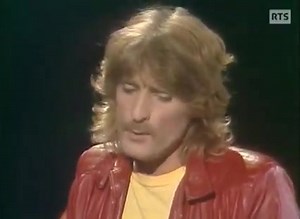 Aline Christophe J'avais dessiné sur le sable Son doux visage qui me souriait Puis il a plu sur cette plage Dans cet orage, elle a disparu Et j'ai crié, crié "Aline!" pour qu'elle revienne Et j'ai pleuré, pleuré Oh j'avais trop de peine Je me suis assis auprès de son âme Mais la belle dame s'était enfuie Et je l'ai cherchée sans plus y croire Et sans un espoir pour me guider He Et j'ai crié, crié "Aline!" pour qu'elle revienne Et j'ai pleuré, pleuré Oh j'avais trop peine Je n'ai gardé que ce dou