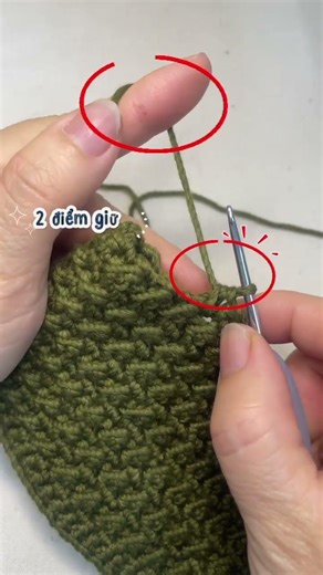 Are you holding yarn in the right way while crocheting? Let's check #crochet #tuhocdanmoc #diy