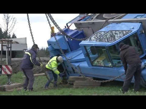 Umgekippter Kran verursacht Verkehrsbehinderungen