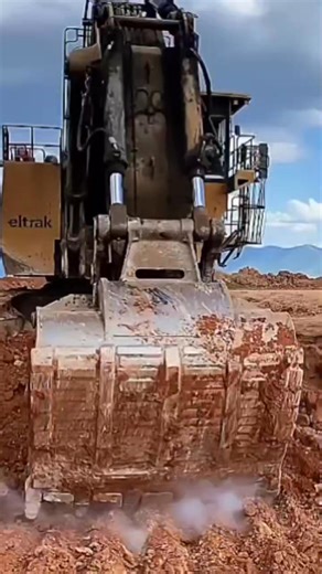 Cat 6040 Loading Action! #Cat6040 #Excavator #MiningEquipment | Earthmover Legends