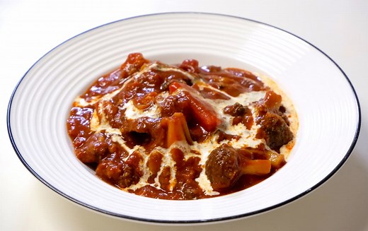 ビーフシチューとハヤシライスの違いは？定番具材とレシピもご紹介 | デリッシュキッチン