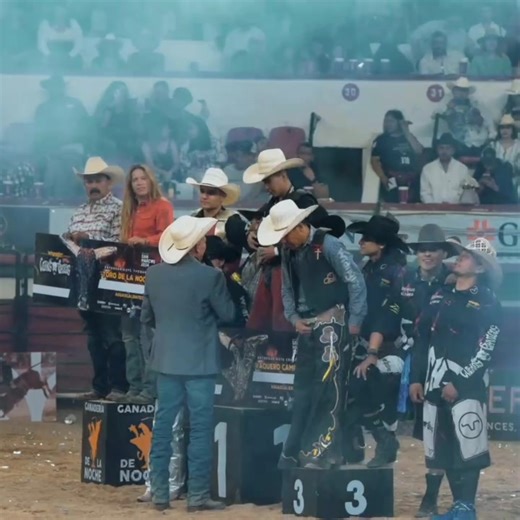 El bull riding es considerado “los 8 segundos más largos de la vida”. El objetivo: aguantar sobre el toro sin caer… ¿Tú te atreverías? | La Plaza Mexico