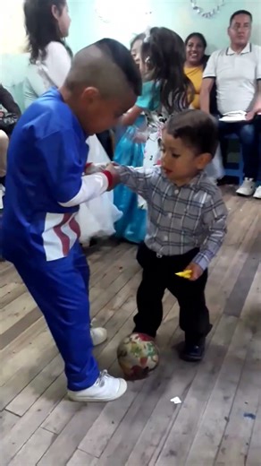 Mira al capitan america intentando bailar con el galan de la fiesta@INGENIUS1969VAMOS POR LOS 50 K