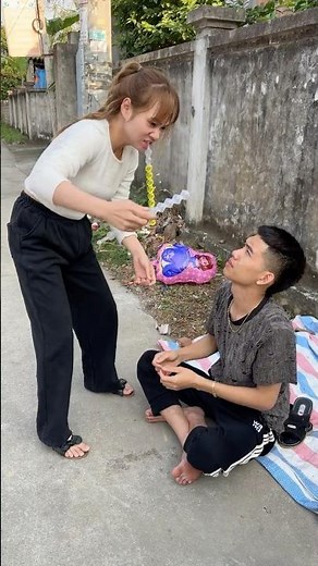 Hai Anh Em Tốt Bụng Giúp Chàng Trai Ăn Xin Và Cái Kết Bất Ngờ ❤️ #shorts