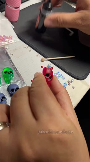 BTS hand setting flowers and their centers squashed in 30 seconds. #theoddmouseshoppe #etsy #behindthescenes