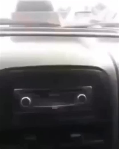 @hood.shooting on Instagram: "••• 《阿甘正传》是一部1994年美国史诗浪漫喜剧-drama 电影，由罗伯特•泽米基斯执导，汤姆•汉克斯、罗宾•怀特和加里•西尼斯主演。该片于1994年7月6日上映，讲述了阿拉巴马州一个智力迟钝但善良的男人福雷斯特•甘普的生活，他经历了20世纪几个重要事件的数十年！该片因其导演、表演、视觉效果、音乐和剧本而获得广泛的好评，成为一部主要的商业成功，全球票房超过6.77亿美元。《阿甘正传》获得了多个奥斯卡奖，包括最佳影片和最佳导演（罗伯特•泽米基斯）。 《阿甘正传》可以观看，您可以在流媒体平台或购买选项中找到更多信息。如果您有兴趣了解更多关于这部电影或其制作的信息，可以探索派拉蒙维基百科或总电影维基以获取深入的细节。"