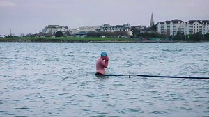 Wo immer Du auch bist – Fürchte Dich nicht davor eine gute Figur zu machen! Das Fitbit Flex 2 ermöglicht automatisches Tracking beim Schwimmen und zeichnet die sportlichen Erfolge in der Fitbit App auf. Ein weiteres Plus: Der Tracker passt in Armband, Kettenanhänger und Armreif, damit du auch beim Workout stylish aussiehst. | Fitbit