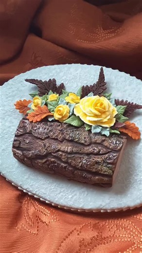🌳 Create realistic tree bark cakes either ease 🌳 Achieve seamless texture on cakes of any sizes with our Continuous Tree Bark Silicone Mould. Pair with the Flower Pro Log Slice Veiner for an extra-authentic finish 🌿🤍 | Katy Sue Cake Decorating