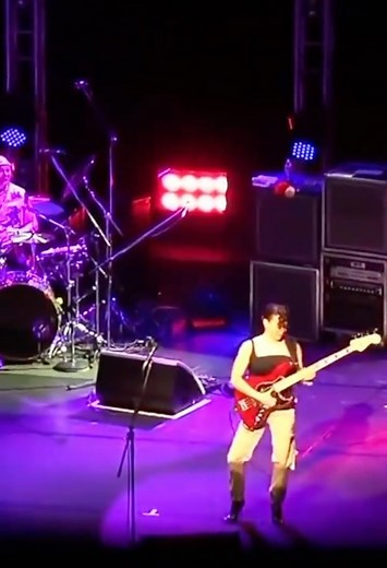 33K views · 936 reactions | Rhonda Smith bringing the slap  with Jeff Beck. @rhondasmithbass | Bass Magazine | Facebook