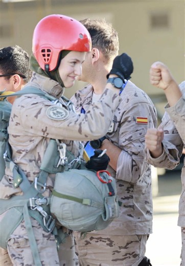 Princess Leonor Officially Becomes the First Parachutist of the Spanish Royal Family 👑🪂✨ A major milestone in Leonor, Princess of Asturias’s military journey has just been completed. Spain’s Royal Household has released new images and footage showing the Princess of Asturias during her Basic Parachuting Course at the Méndez Parada Military Parachuting School, where she trained alongside nearly 50 fellow cadets from the General Air and Space Academy. During the course, Leonor completed several