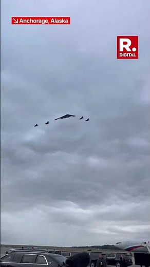 President Trump Shows Off Stealth B2 Bomber While Putin Reacts #b2bomber #alaskasummit #shorts